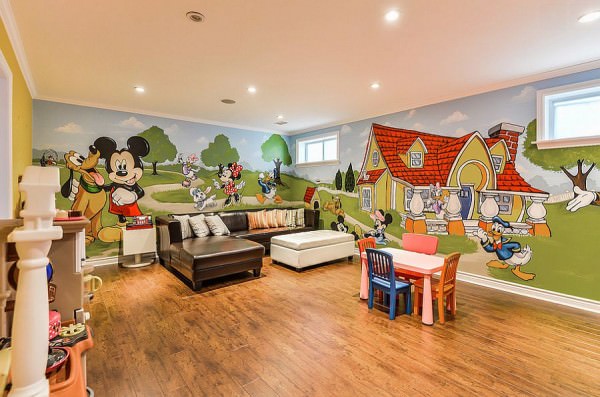 Fabulous-mural-of-Mickey-and-friends-in-the-playroom