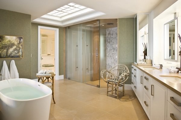 Lovely-contemporary-bathroom-with-cool-use-of-skylight