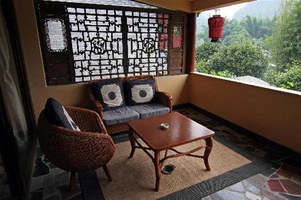 guestroom-balcony-yangshuo