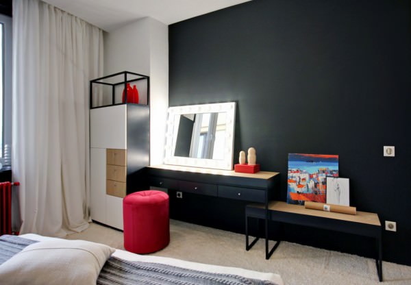 small-bathroom-apartment-black-wall-and-furniture