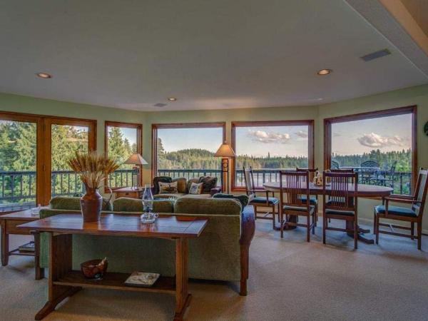 heres-a-peek-at-the-guest-hideaways-spacious-living-area-and-panoramic-views