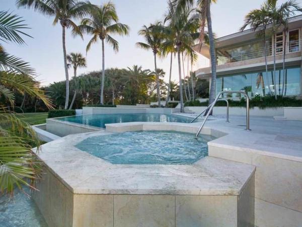 malone-has-access-to-jupiter-island-beach-but-he-also-has-this-gorgeous-pool