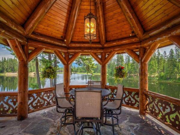 on-warmer-days-dine-outside-in-the-raised-gazebo-and-gaze-out-on-the-lake