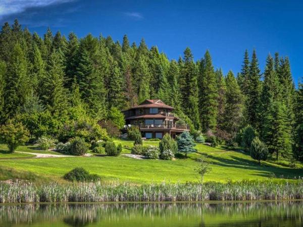 the-estate-also-has-a-2800-square-foot-guesthouse-on-metcalf-lake-with-three-floors-and-a-garage