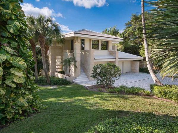 the-estate-shelters-an-8400-square-foot-main-house-with-three-bedrooms-a-guest-house-and-a-3000-square-foot-beach-house-with-two-bedrooms-an-office-and-a-kitchen