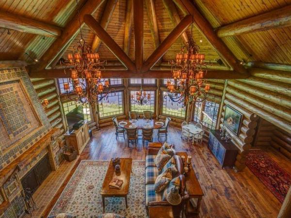 the-exposed-logs-in-the-homes-interior-create-a-warm-ambiance