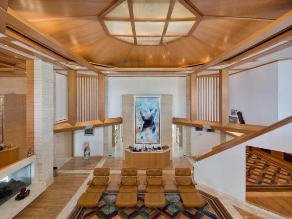 the-living-room-is-built-on-a-turntable-bringing-new-meaning-to-the-phrase-the-room-is-spinning