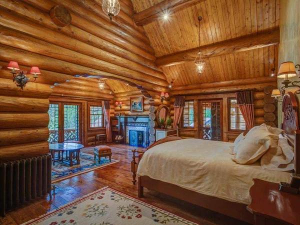 the-master-suite-is-full-of-amenities