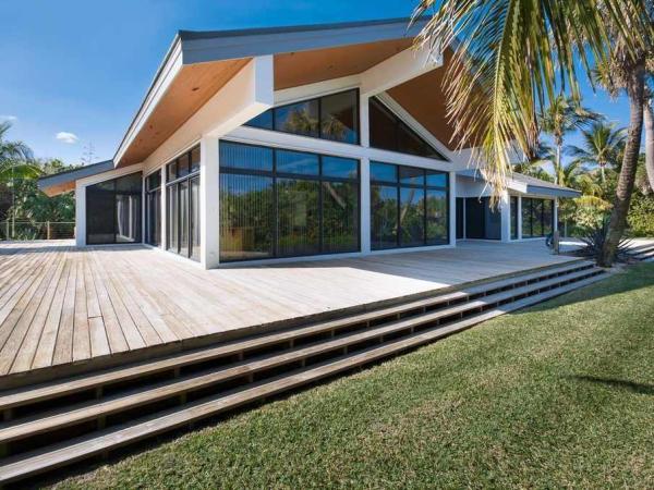 this-pristine-outdoor-deck-is-the-perfect-spot-for-a-summer-cocktail-party