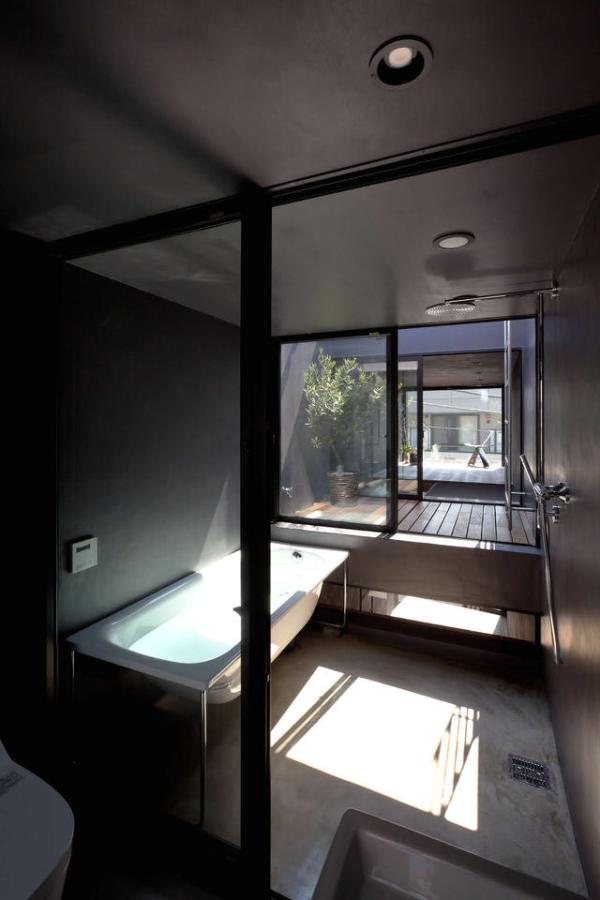 Toshima-long-and-narrow-house-bathroom