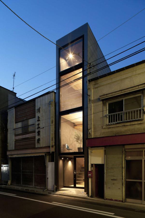 Toshima-long-and-narrow-house-sqeezed-between-buildings
