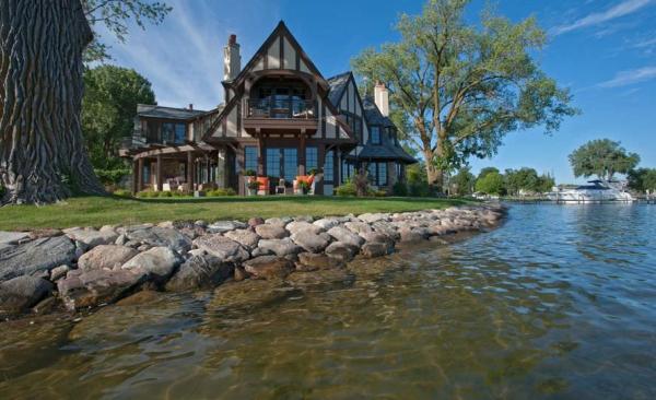 Amazing-lake-views-from-this-tudor-style-house