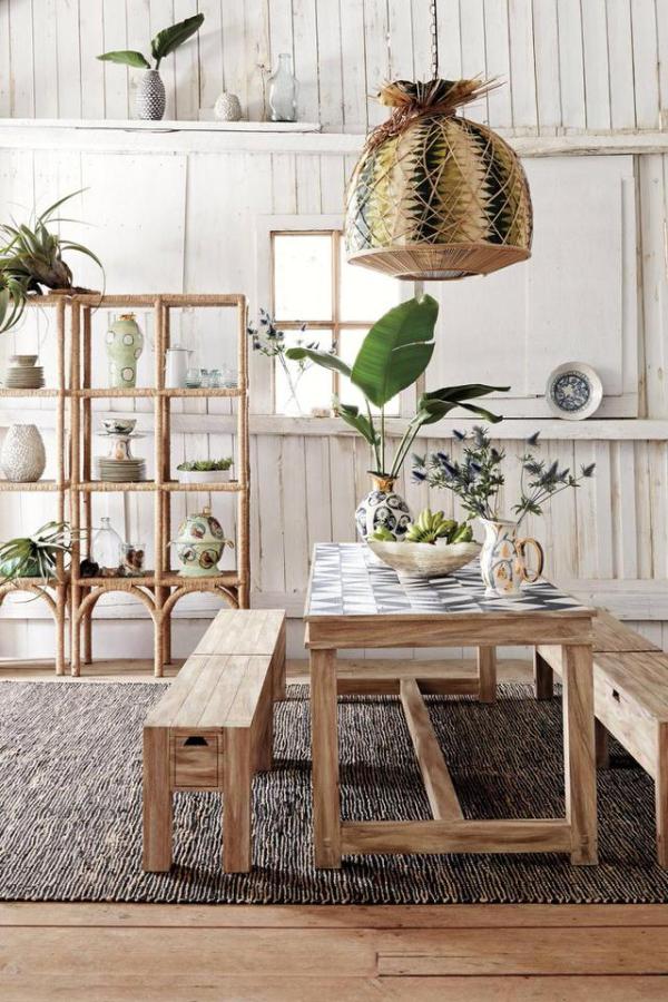 Large-pendant-light-in-a-tropical-dining-room