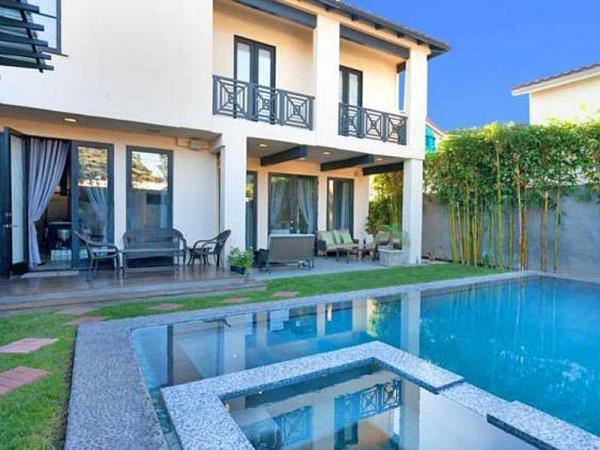 speaking-of-the-pool-area-it-has-a-waterfall-feature-and-a-fireplace-pacquiao-liked-to-entertain-here-when-his-relatives-were-in-town-from-the-philippines