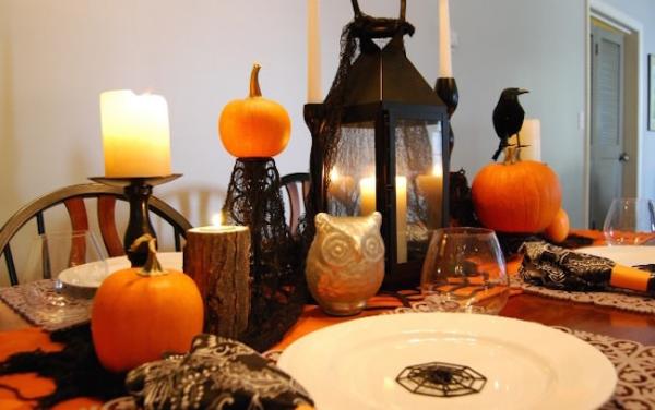 Adorable-black-and-orange-Halloween-dinner-setting-with-pumpkins-crows-owls