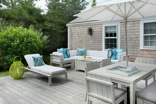 All-white-outdoor-decor-for-the-deck-with-light-blue-accent-pillows