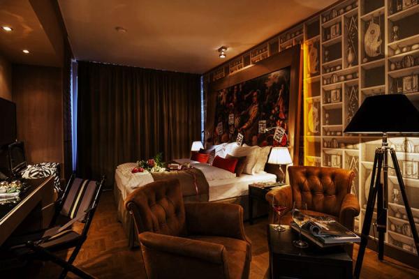 Baltazar-hotel-rooms-filled-with-amazing-art-work