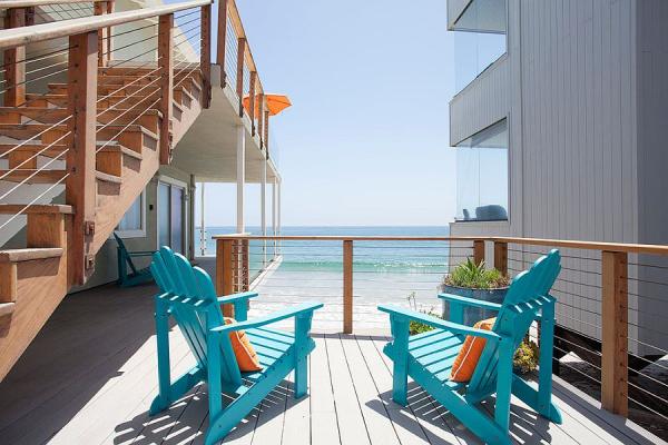 Beach-style-oceanfront-deck-with-pops-of-blue