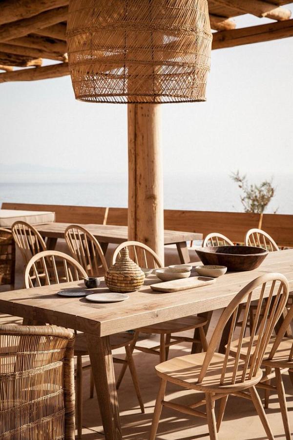 Beautiful-outdoor-Greek-restaurant-overlooking-the-sea