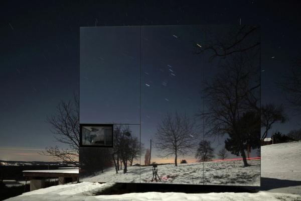 Casa-Invisible-concept-facade-at-night