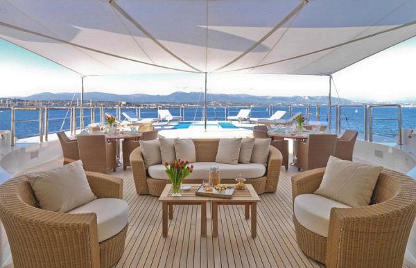 Design-inspiration-for-a-lavish-beach-style-deck