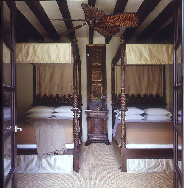 Elegant-four-post-twin-beds-with-a-touch-of-gold