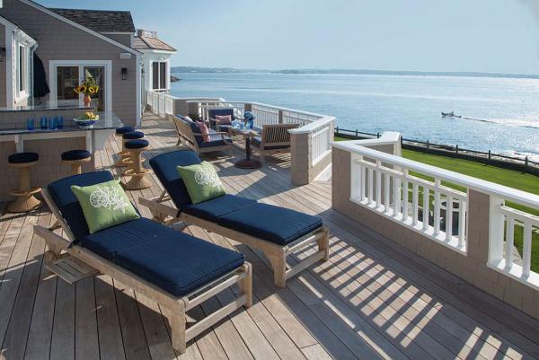 Extensive-and-luxurious-oceanfront-deck-design