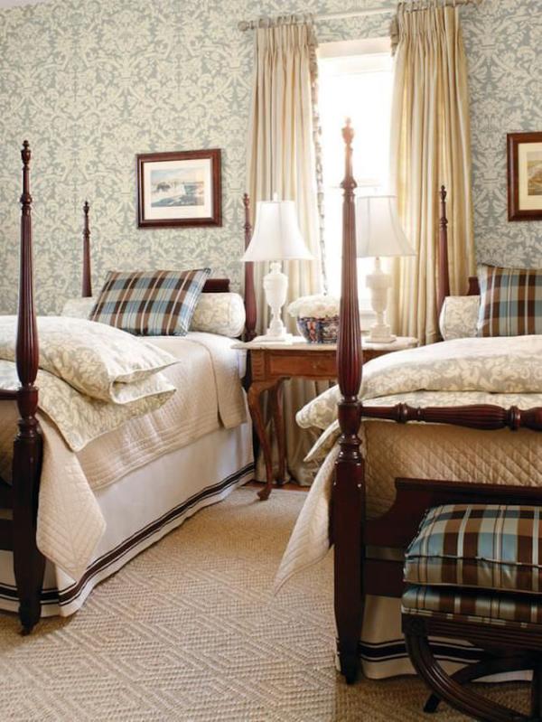 Four-post-twin-beds-with-elegant-bedding-and-wallpaper