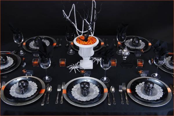 Ghoulish-glam-Halloween-table-setting-with-black-skulls