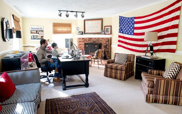 Giant-flag-is-an-eay-way-to-add-color-to-your-home-office