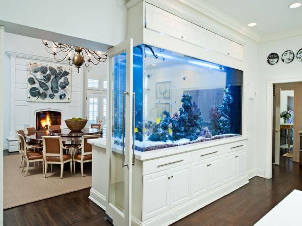 Huge-fish-tank-separating-dining-room-from-kitchen