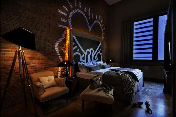 Keith-Haring-styled-wall-graffiti-inside-the-room-of-Baltazar-Hotel
