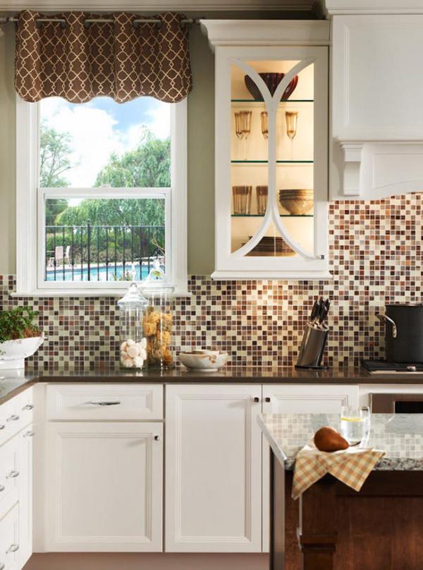 Kitchen-backsplash-with-different-shades-of-brown-and-neutral-colors