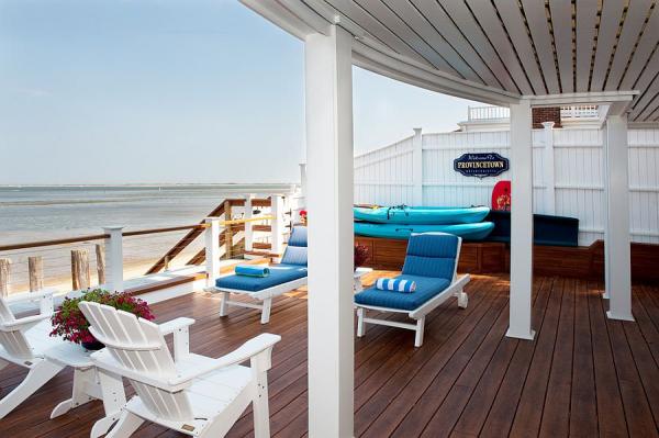 Modern-wooden-deck-overlooking-the-ocean