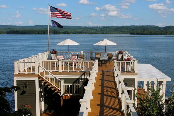 Open-beach-style-deck-of-Alabama-Lake-House