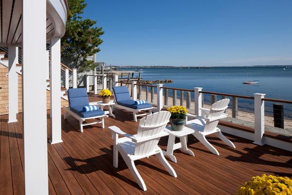 Railing-in-Ipe-wood-and-Zuri-decking-sets-the-tone-for-the-coastal-retreat