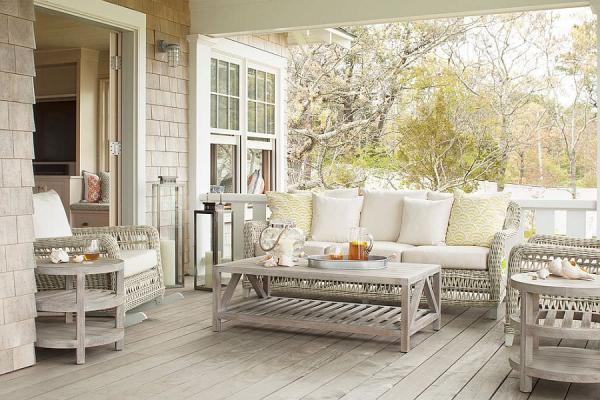 Relaxed-and-light-clor-scheme-for-the-outdoor-living-zone