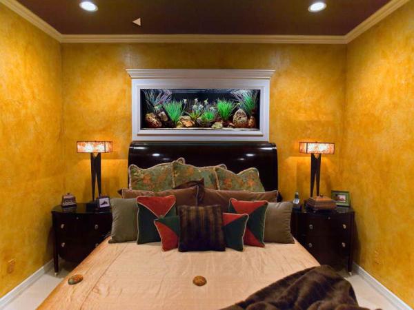 Small-but-elegant-aquarium-above-bed