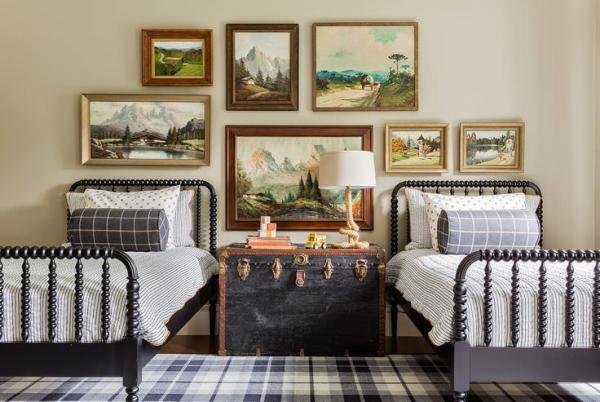 Twin-beds-with-a-trunk-between-them