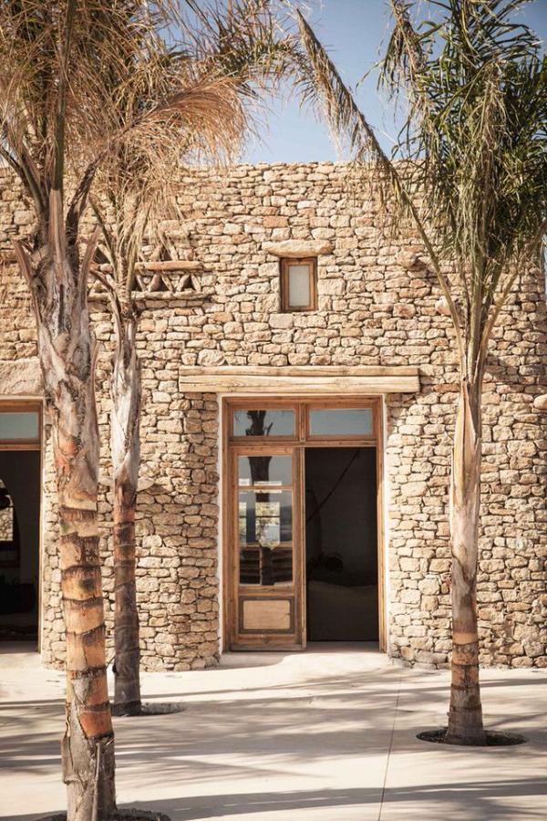 Use-of-natural-materials-also-creates-a-perfect-dreamy-hangout-that-keeps-away-the-harsh-sun