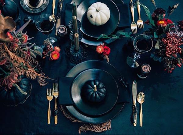 Very-elegant-black-Halloween-table-setting-with-pumpkins-and-autumn-foliage