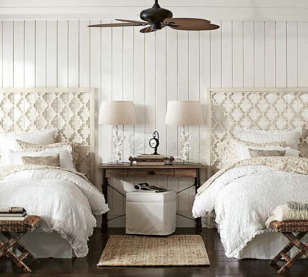 White-coastal-themed-guest-room-with-twin-beds
