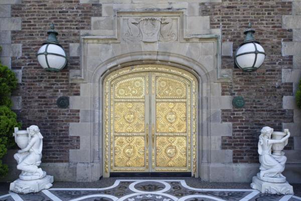 gold-doors-welcome-you-into-the-main-residence
