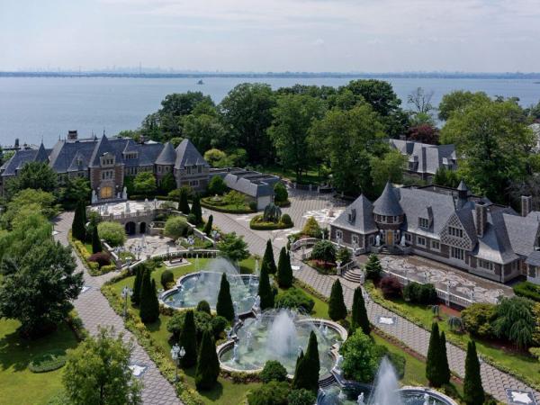 located-in-the-village-of-kings-point-the-8-acre-estate-lies-about-25-miles-from-manhattan
