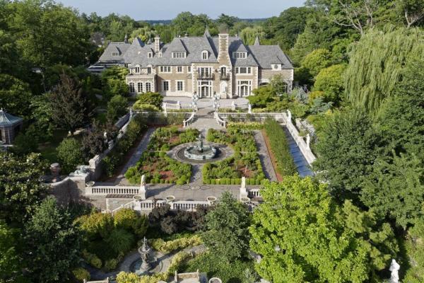 multiple-themed-gardens-are-strewn-through-the-property-a-japanese-english-and-rose-garden-are-all-included