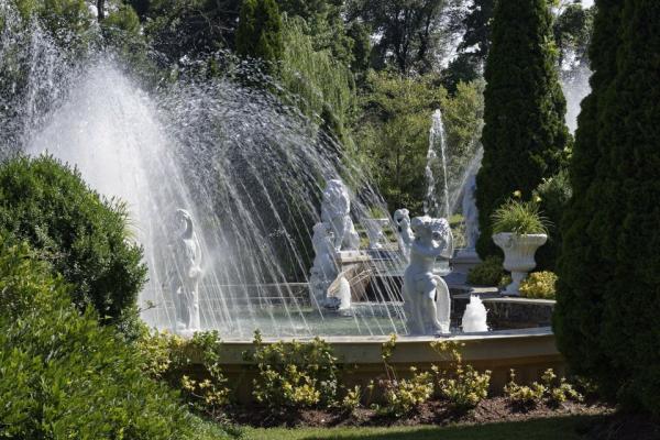 the-fountains-and-statues-on-the-property-were-inspired-by-the-peterhof-grand-palace-in-st-petersburg-russia