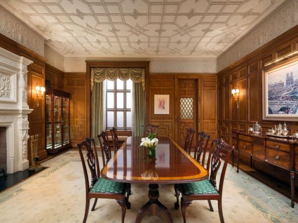 the-oak-wood-paneling-in-the-dining-room-is-original