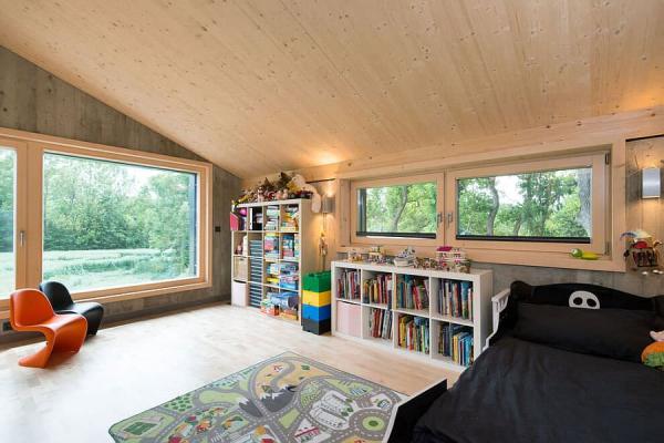 Kidsbedroom-with-slanted-ceiling-and-a-snug-Scandinavian-look