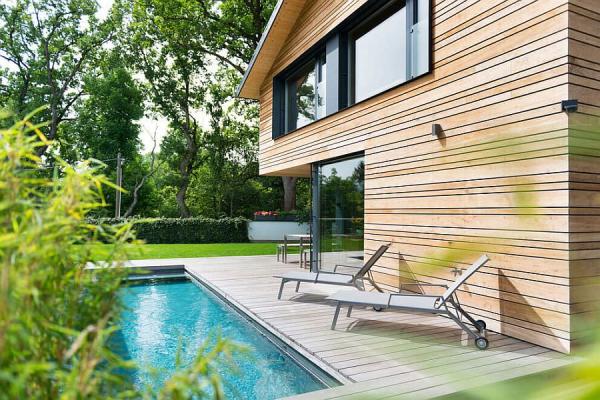 Simple-and-elegant-poolside-loungers-for-the-modern-deck