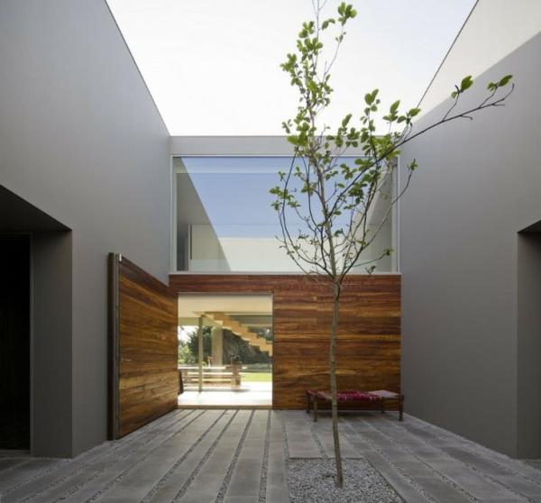 Square-courtyard-with-a-tree-in-a-Portuguese-building